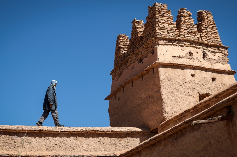 الوصي لحسن بوتيران يمشي في مخزن الحبوب الجماعي القديم لقرية آيت كين في منطقة طاطا المغربية