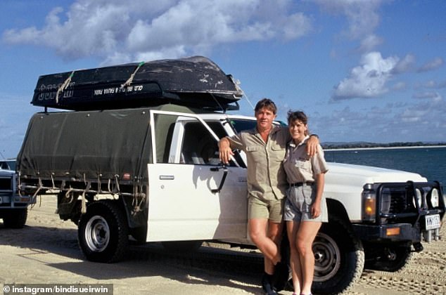 شارك Wildlife Warrior ، 24 عامًا ، صورة ارتداد لـ Terri و Steve معًا على الشاطئ.  يرتدون الزي الكاكي لحديقة حيوان أستراليا ، وشوهد الزوجان يبتسمان وجنتيهما أمام قطعة قماش بيضاء.