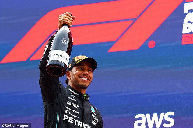 سبب الاحتفال: احتفل لويس من بريطانيا العظمى ومرسيدس بالمركز الثاني على منصة التتويج خلال سباق F1 Grand Prix في إسبانيا.