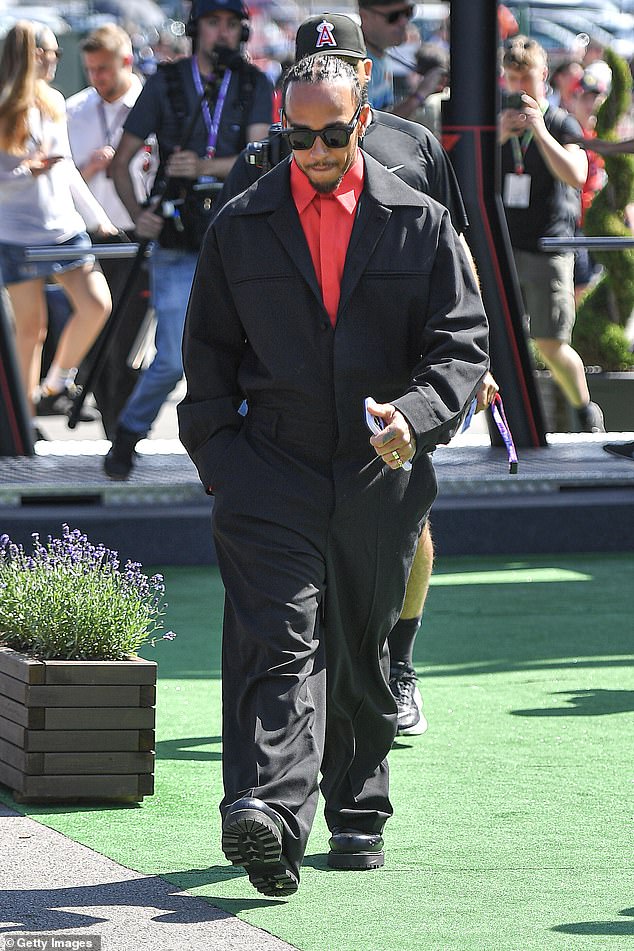 يخرج: ارتدى لويس زوجًا من الأحذية السوداء الضخمة أثناء سيره في الشمس قبل السباق في برشلونة ، إسبانيا يوم الأحد.