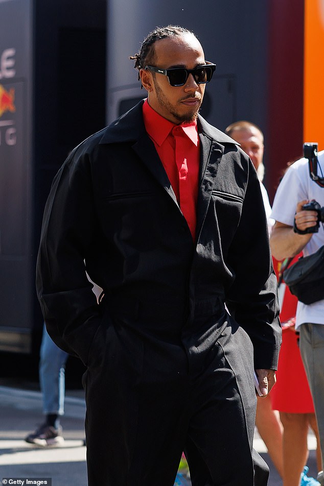 التركيز على الموضة: أظهر لويس إحساسه الرائع بالأناقة قبل السباق يوم الأحد ، مرتديًا سترة سوداء وبنطلونًا متناسقًا مع قميص أحمر تحته.