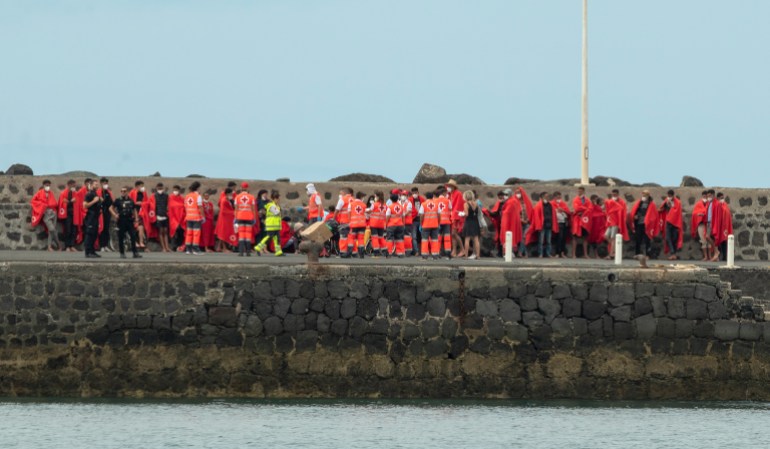 مجموعة من 51 مهاجرًا يصلون إلى ميناء أريسيفي بعد أن تم إنقاذهم من قارب في البحر، في لانزاروت، جزر الكناري، إسبانيا