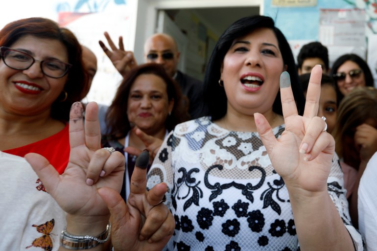 المرشحة الرئاسية عبير موسي تشير بيدها بعد الإدلاء بصوتها في مركز اقتراع خلال الانتخابات الرئاسية في تونس العاصمة، تونس، 15 سبتمبر 2019.
