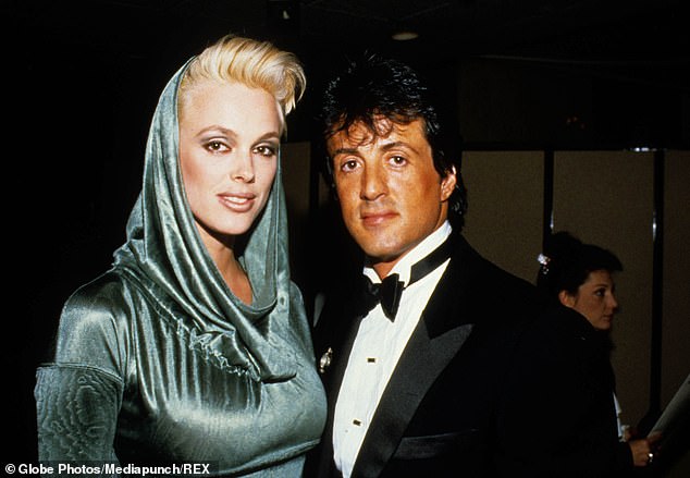 المشاهير السابقين: أيقونة الثمانينيات لديها العديد من المشاهير السابقين، بما في ذلك الزوج السابق سيلفستر ستالون وصديقها السابق أرنولد شوارزنيجر (في الصورة عام 1986)