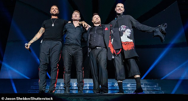 بعد شراء Chorley، يقال إن Boyzone يستعد لأداء سلسلة من العروض في جميع أنحاء البلاد (في الصورة في عام 2019. من اليسار إلى اليمين: كيث، رونان كيتنغ، ميكي جراهام وشين)