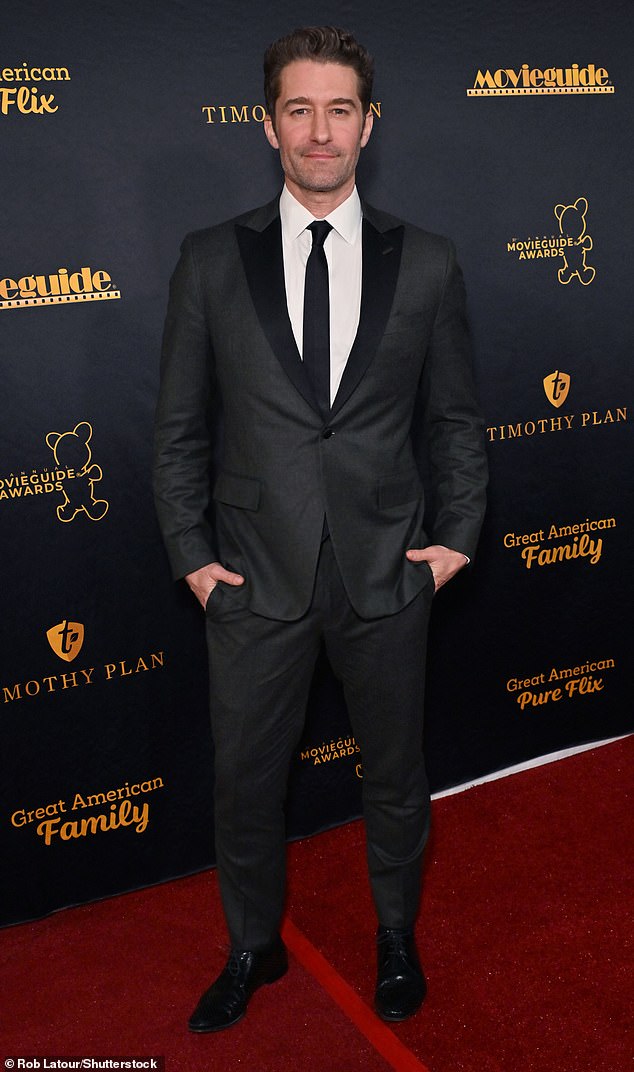 بدا نجم مسلسل Glee ماثيو موريسون، 45 عامًا، وسيمًا ببدلة سوداء وقميص أبيض وربطة عنق