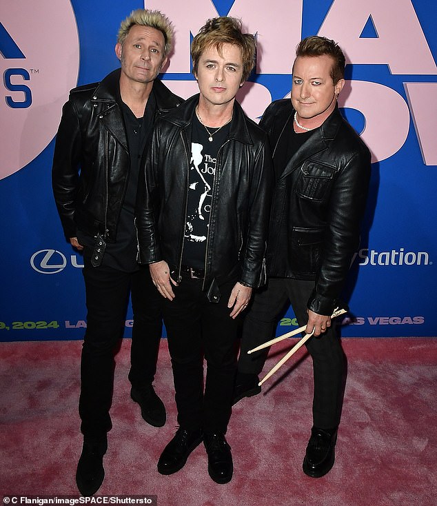 اختار أعضاء Green Day، وهم Mike Dirnt وBillie Joe Armstrong وTre Cool، السترات الجلدية والسراويل والأحذية المطابقة.
