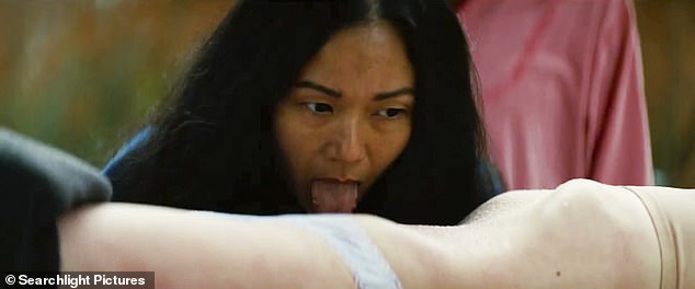 تسحب هونغ تشاو لسانها عبر معدة امرأة نصف عارية في لقطة أخرى