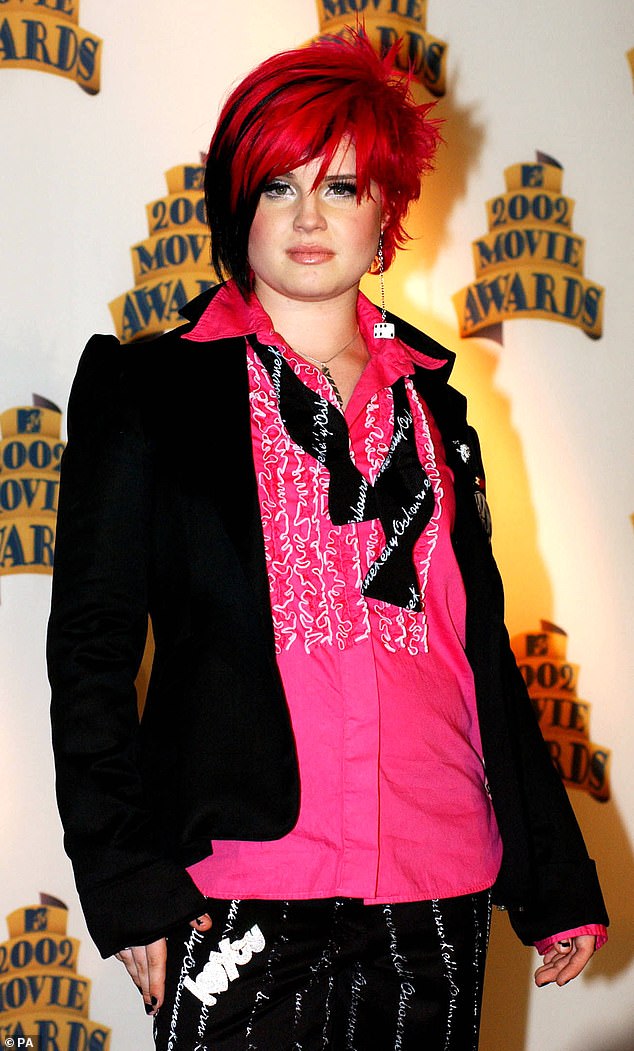 كيلي في السابعة عشرة من عمرها مع قصة بوب غير متماثلة باللونين الأسود والأحمر خلف الكواليس في حفل توزيع جوائز MTV Movie Awards لعام 2002 في لوس أنجلوس