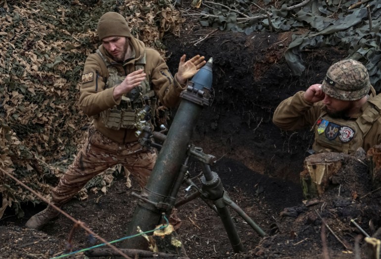 صورة من الملف: جنود أوكرانيون من اللواء الميكانيكي المنفصل الثامن والعشرون يطلقون قذيفة هاون عيار 120 ملم باتجاه القوات الروسية على خط المواجهة
