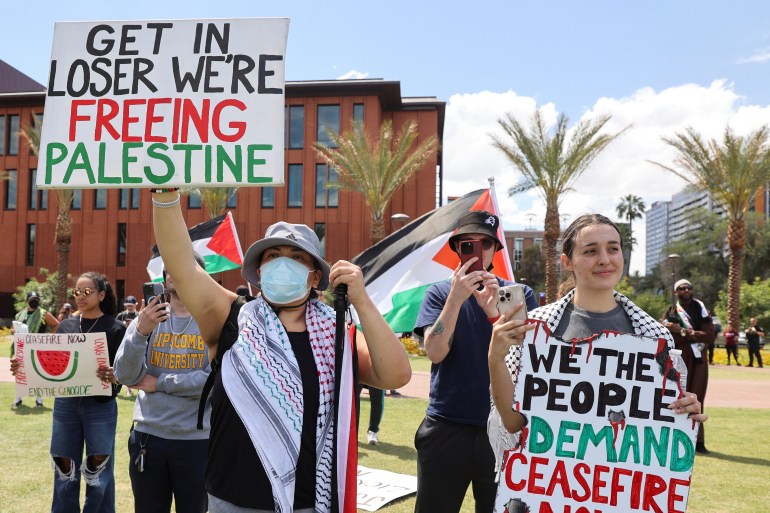 طلاب يتجمعون في احتجاج مؤيد للفلسطينيين، وسط الصراع المستمر بين إسرائيل وحركة حماس الإسلامية الفلسطينية، في جامعة ولاية أريزونا