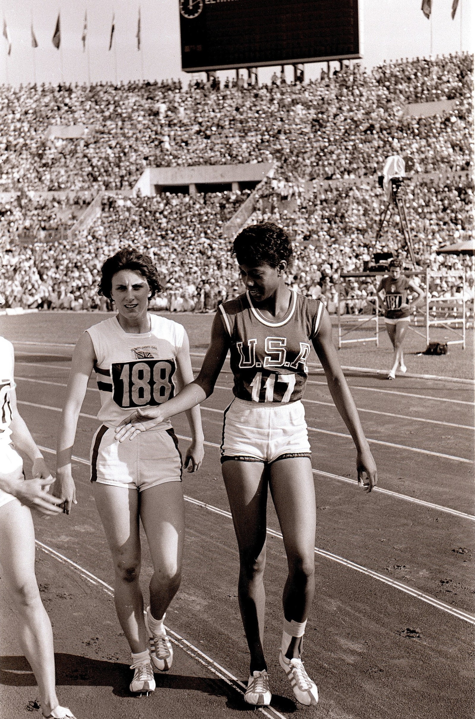 إيطاليا، 25 أغسطس، مضمار السباق، الألعاب الأولمبية الصيفية لعام 1960، الولايات المتحدة الأمريكية، ويلما رودولف، منتصرة، وهي تصافح المنافسين بعد...