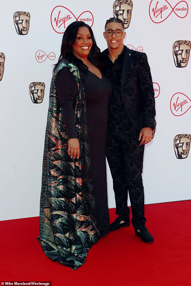 أليسون وابنها أيدن في حفل توزيع جوائز Virgin Media British Academy Television في عام 2022