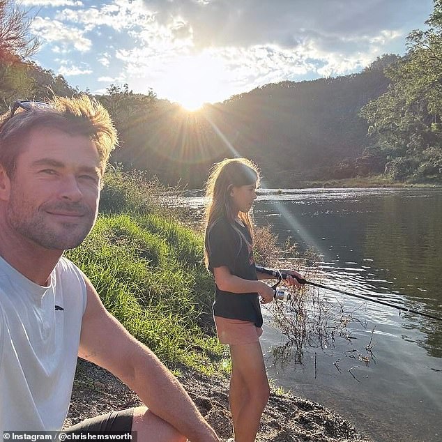 كما شارك زوجها كريس هيمسوورث أيضًا مجموعة من الصور على وسائل التواصل الاجتماعي الخاصة به تعرض العطلة النائية، والتي تضمنت المشي لمسافات طويلة والسباحة والتخييم.