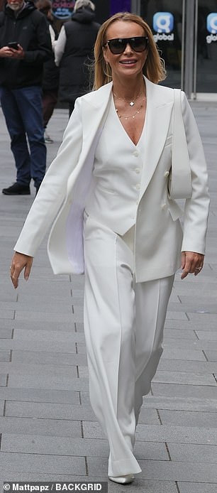 بدت أماندا هولدن، البالغة من العمر 53 عاماً، أنيقة دون عناء في بدلة السلطة البيضاء بالكامل