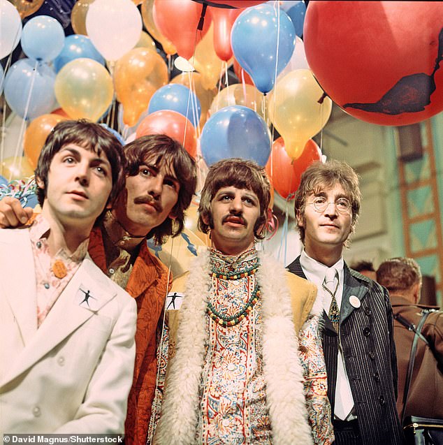 أعضاء البيتلز السير بول مكارتني، جورج هاريسون، رينجو ستار وجون لينون شوهدوا في عام 1967
