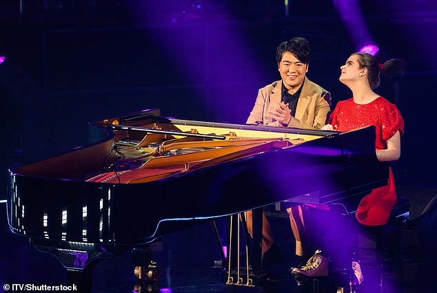 قدمت لوسي أداءً مع القاضي وعازف البيانو لانج لانج في حفل Royal Variety Performance لعام 2023 في قاعة ألبرت الملكية (في الصورة معًا)