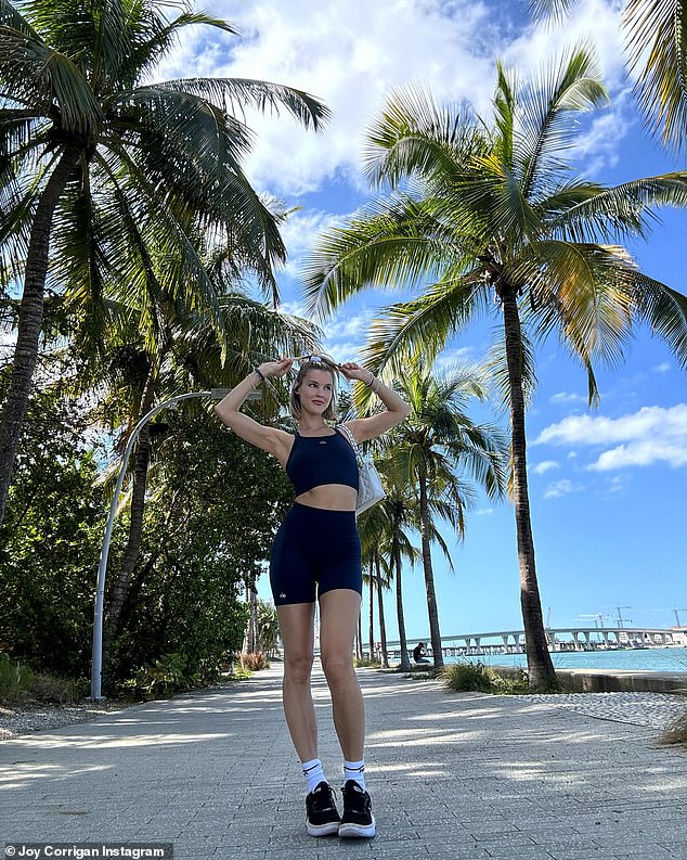 في الصور التي شاركتها على موقع Instagram الخاص بها، قامت عارضة Sports Illustrated بقص جسم رشيق