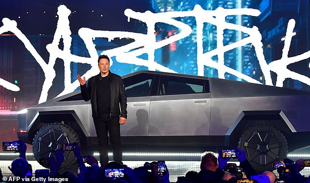 تواجه شركة Tesla ورئيسها التنفيذي الشهير Elon Musk مشكلات كبيرة في الولايات المتحدة بسبب عدم قدرتهما على توريد Cybertrucks، مع تفاقم تأخيرات التصنيع بسبب الاضطرار إلى إصدار استدعاء كبير للسلامة بسبب عيب في التصميم في دواسة الوقود - Musk في الصورة 2019