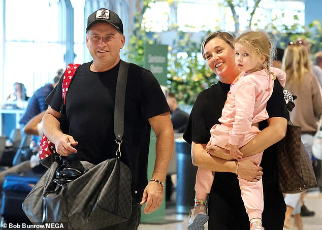 كانت جميع أفراد العائلة مبتسمين أثناء تجولهم في المطار وتوجههم إلى رحلتهم