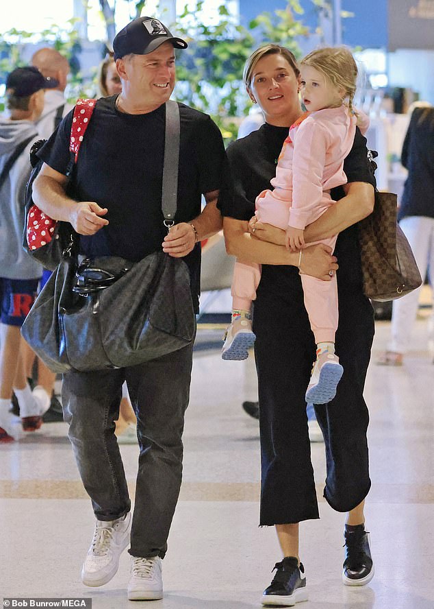 كان مضيف The Today، البالغ من العمر 49 عامًا، مبتسمًا بينما كان يسير عبر مطار بريسبان جاهزًا لرحلته إلى وجهة غامضة مع جايد وهاربر، ثلاثة أعوام