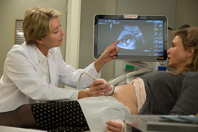 ستشارك Mad About the Boy مرة أخرى في بطولة إيما طومسون (في الصورة، على اليسار) بدور الدكتورة رولينغز، التي أنجبت طفل بريدجيت في الفيلم الثالث، Bridget Jones's Baby
