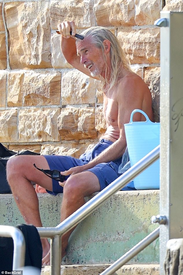 وشوهد الممثل الكوميدي المنعزل وهو يقوم بتمشيط خصلات شعره الفضية الطويلة بعد السباحة الصباحية
