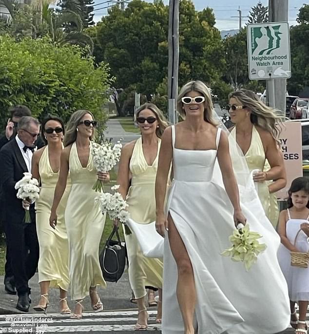 كانت الممثلة الأسترالية حاضرة في حفل زفاف صديقتها بريت كلاكستون، (في المقدمة) في بيرلي هيدز، كوينزلاند، يوم الجمعة، وتمت مشاركة مقطع فيديو للحدث على وسائل التواصل الاجتماعي