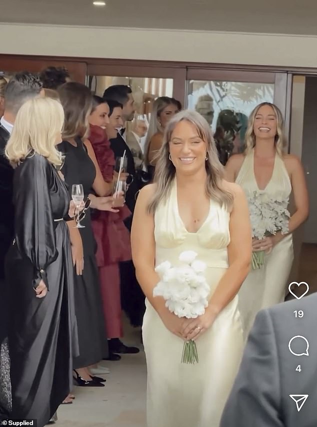 لم تستطع مسح الابتسامة عن وجهها وهي تسير في الممر خلف العروس وهي تحمل باقة من الزهور البيضاء.