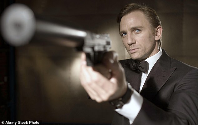 اعترفت باربرا منتجة جيمس بوند سابقًا أن اختيار بديل كريج 007 سيستغرق وقتًا طويلاً مع نفي الشائعات بأن آرون قد عُرض عليه الدور بالفعل (دانيال في دور بوند في عام 2006).