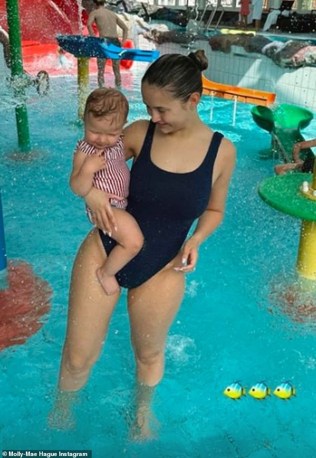 أظهرت مولي ماي هيغ قوامها بملابس السباحة السوداء بينما كانت تعشق ابنتها بامبي خلال عطلة نهاية الأسبوع العائلية.