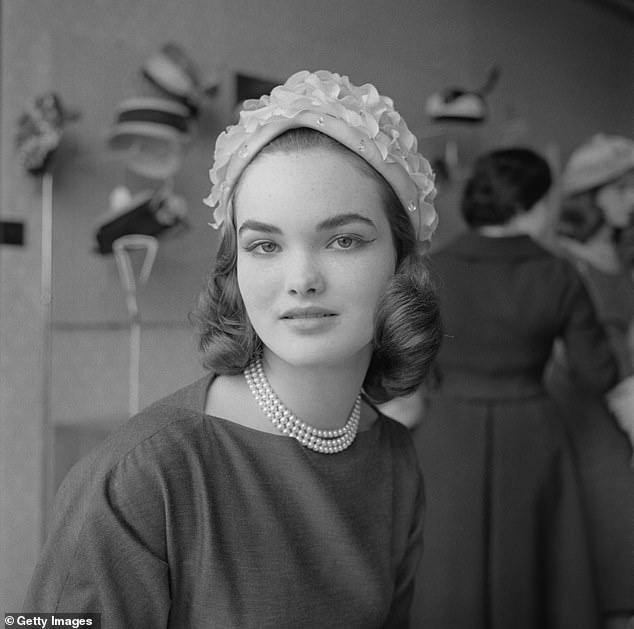 هنريتا تياركس (لاحقًا هنريتا راسل، مركيزة تافيستوك ودوقة بيدفورد) تصمم قبعة في متجر للقبعات في عام 1957