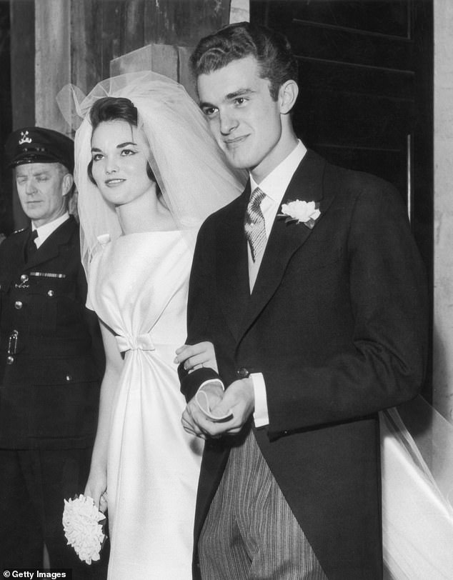 الدوقة في حفل زفافها على هنري روبن إيان راسل، مركيز تافيستوك عام 1961