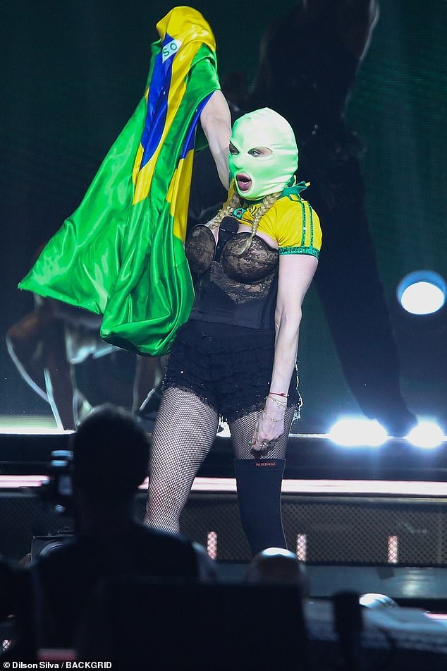 أثناء تواجده وسط الجمهور المتجمع، قام نجم Into The Groove برفع العلم البرازيلي في الهواء، الأمر الذي أثار هديرًا من الجمهور