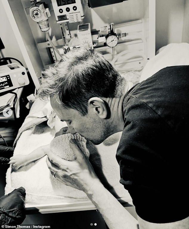 أعلن مقدم برنامج Blue Peter السابق، عبر موقع Instagram يوم الجمعة، عن الأخبار السعيدة عندما شارك صورة مؤثرة للزوجين مع المولود الجديد، Theo Benjamin Thomas.