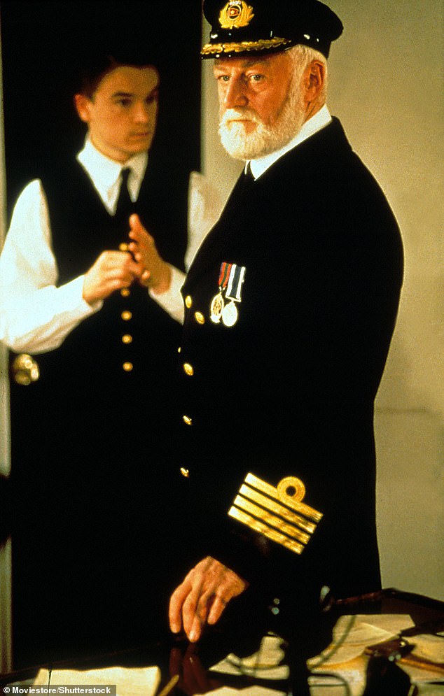 كما نال برنارد الاستحسان لتجسيده دور الكابتن إدوارد سميث في الدراما تيتانيك عام 1997.  في الصورة: الممثل في دور الكابتن سميث