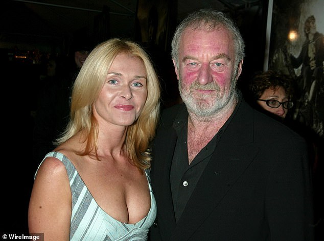 برنارد هيل في الصورة مع زوجته ماريانا هيل في العرض الأول لفيلم سيد الخواتم: البرجين في عام 2002