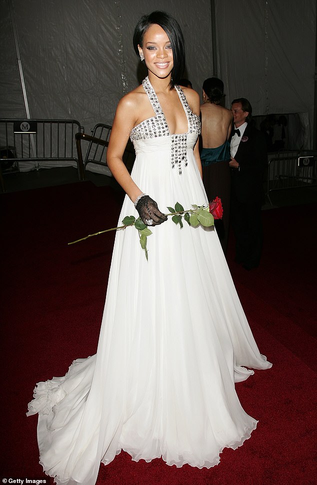تم تصوير ريهانا في حفل Met Gala الأول لها على الإطلاق في عام 2007، وهو العام الذي أطلقت فيه أغنيتها الناجحة Umbrella.