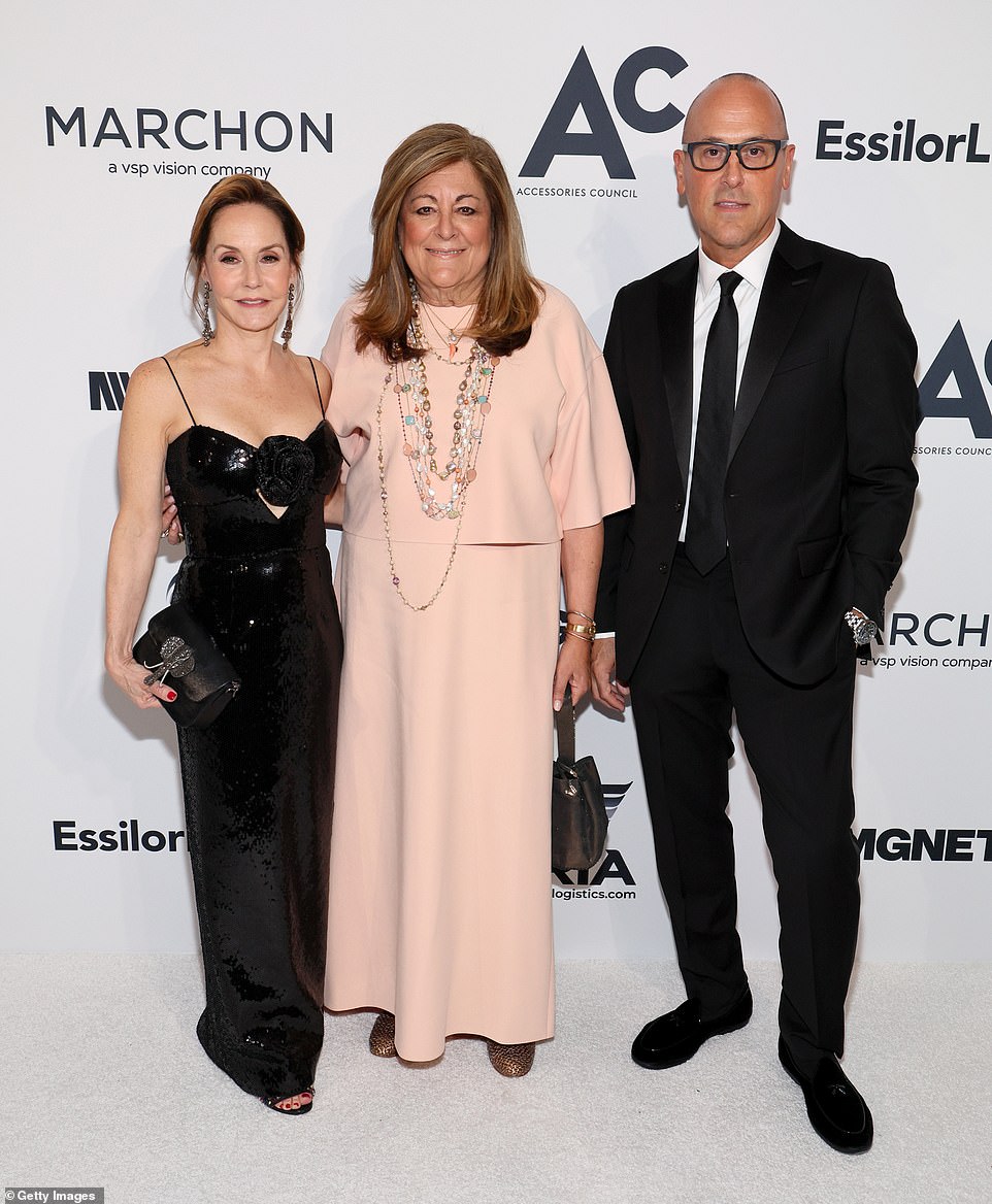 كارين جيبرسون، الرئيسة والمديرة التنفيذية لمجلس الملحقات، التقطت بفخر صورًا مع المكرم فيرن ماليس ومدير الأزياء فرانك زامبريلي
