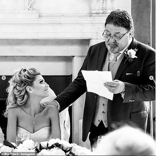 شاركت السيدة هينش صورة أخرى لوالدها وهو يقرأ خطابه في حفل زفافها