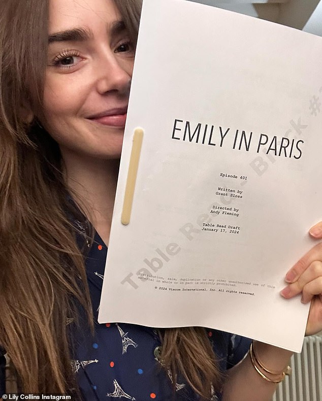 تقوم ليلي حاليًا بتصوير الموسم الرابع من إميلي في باريس ونشرت صورة شخصية تحمل السيناريو