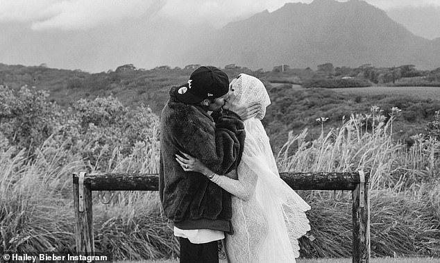 وشوهد الزوجان وهما يقبلان بعضهما البعض في أحد الحقول أثناء احتفالهما بالأخبار