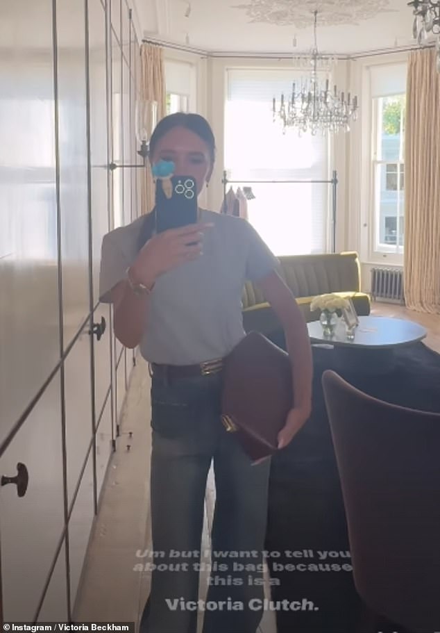 ارتدت فيكتوريا قميصًا رماديًا كبيرًا مدسوسًا في بنطال جينز منسق واسع الأرجل، والتقطت صورة سيلفي مرآة في منزلها الفخم في لندن.