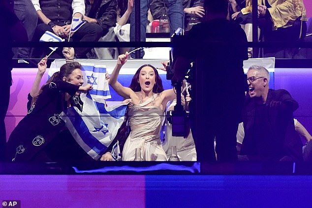احتفل إيدن بحصوله على مكان في النهائي خلال نصف النهائي الثاني في مسابقة الأغنية الأوروبية في مالمو