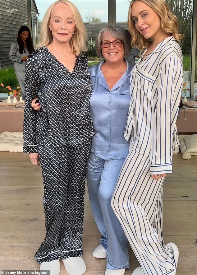 قبل ثلاثة أيام، نشرت صورة مع والدتها (يسار) وحماتها أنجيلا بيغز (وسط) حيث احتفلتا مبكرًا بعيد الأم مع إقامة لمدة ليلتين في هامبتونز