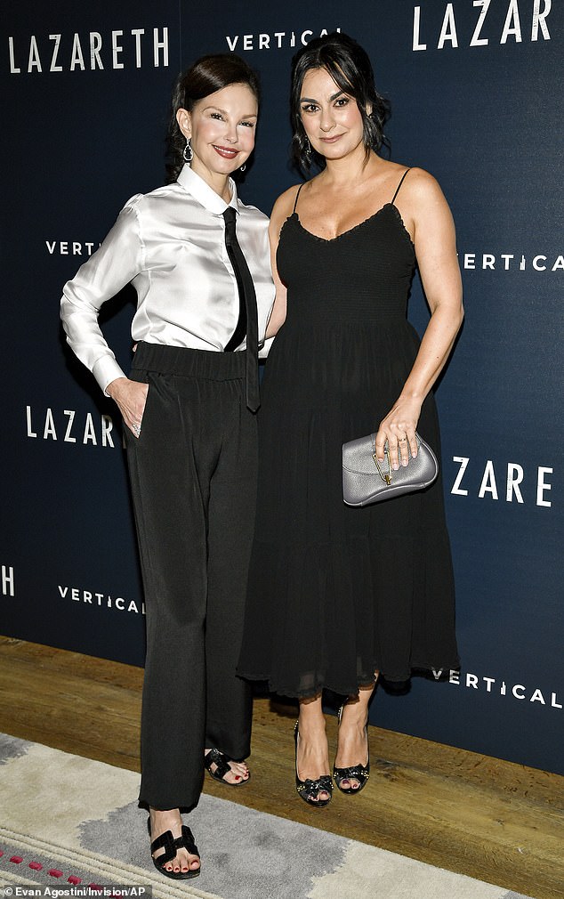 وظهرت جود إلى جانب الممثلة كريستين أوهيبي التي ارتدت فستانًا أسود