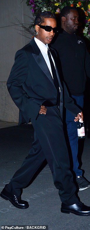 بدا رجلها A $ AP Rocky أنيقًا في بدلة رسمية كاملة