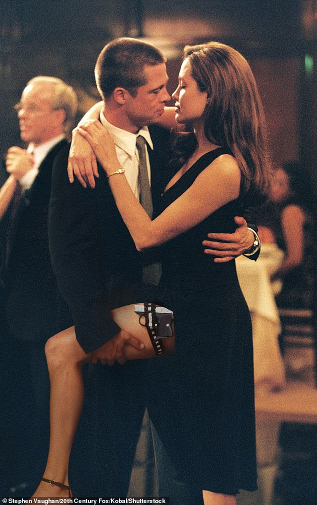 تم تصوير أنجلينا وبراد في فيلم Mr And Mrs Smith عام 2005، حيث التقيا عندما كان لا يزال متزوجًا من جينيفر أنيستون.