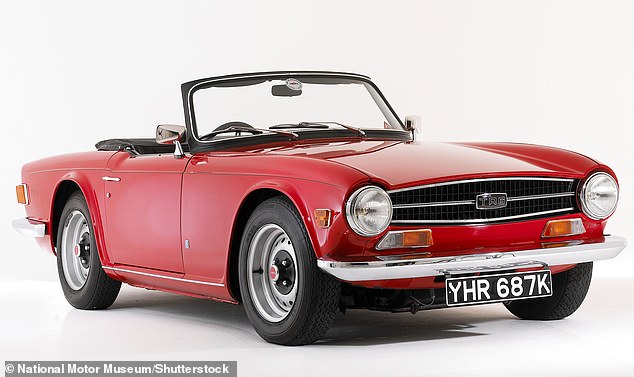 يعرض تريكسي لقطة للسيارة الحمراء القديمة، وهي سيارة Triumph TR6 موديل 1971، ويعترف سايمون: 
