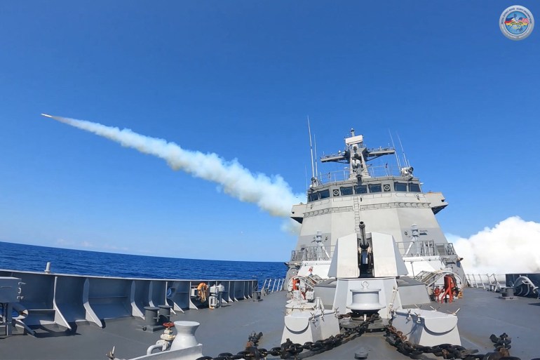 صاروخ ينطلق من سفينة تابعة للبحرية الفلبينية.  لقد ترك أثراً من الدخان الأبيض خلف جسر السفينة.